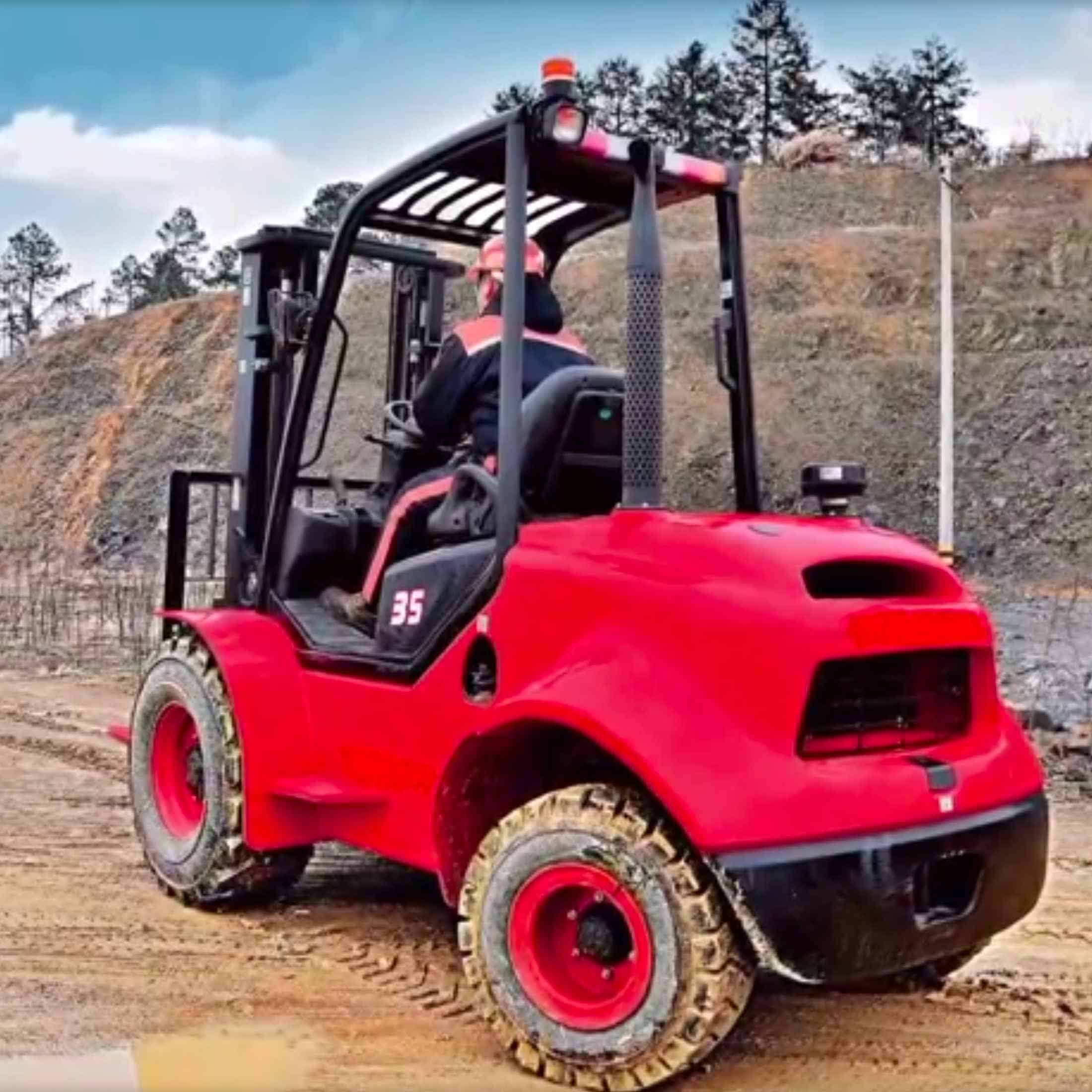 4WD FORKLIFT IS EASY TO OPERATE IN ALL TERRAINS Industry Update