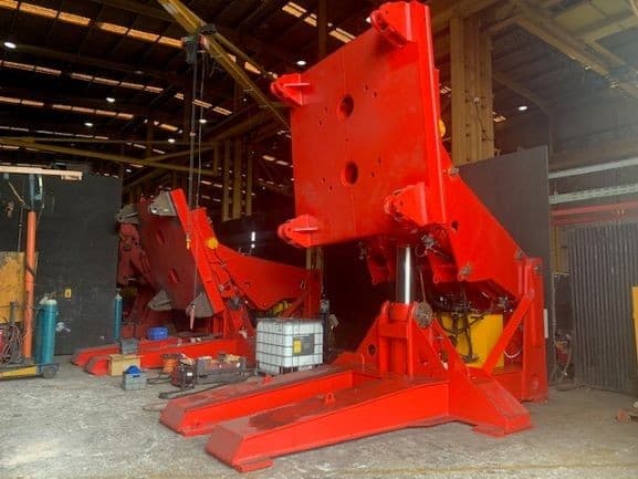 An upgrade to existing mining digger buckets was required and thanks to their ongoing association with Jaws, were able to work directly with their engineering team the installation.